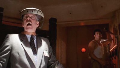 LOCK UP Stallone Sutherland chair