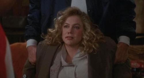 V.I. WARSHAWSKI Kathleen Turner V.I. WARSHAWSKI Kathleen Turner